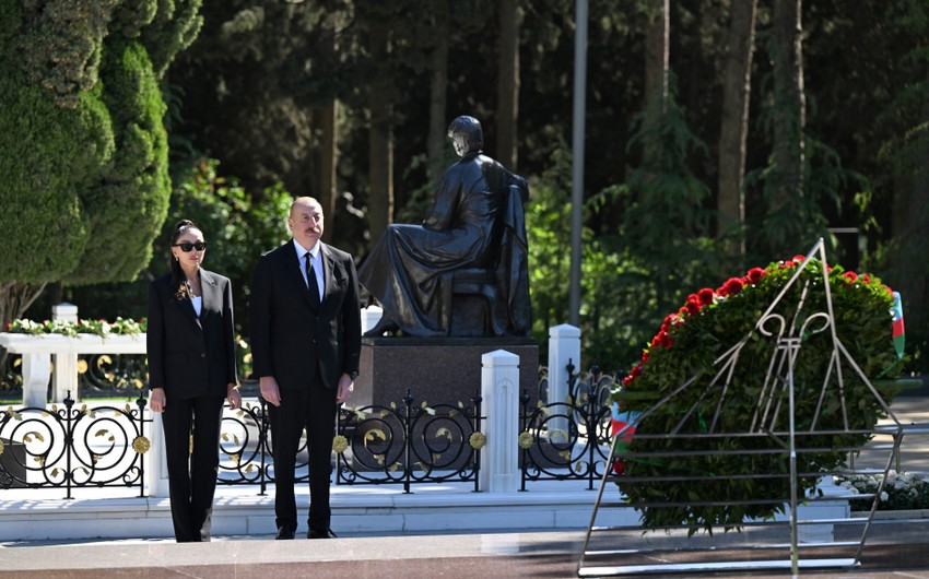İlham Əliyev və Mehriban Əliyeva Fəxri xiyabanda Ulu Öndər Heydər Əliyevin məzarını ziyarət ediblər
