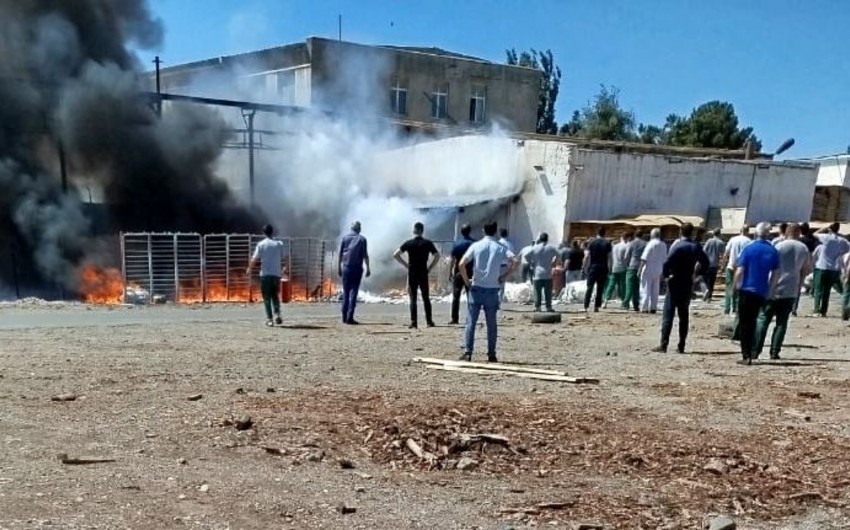 Sumqayıtda mebel fabrikinin süngər anbarı tamamilə YANDI