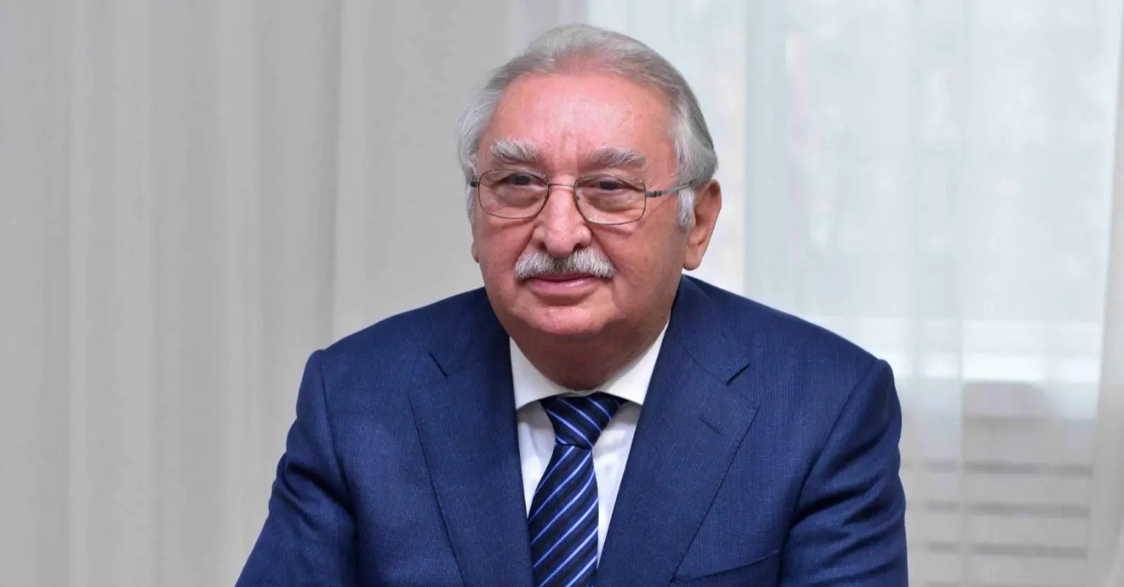 Rektor: "İşə çıxmıram, universiteti uşaqlar idarə edirlər"