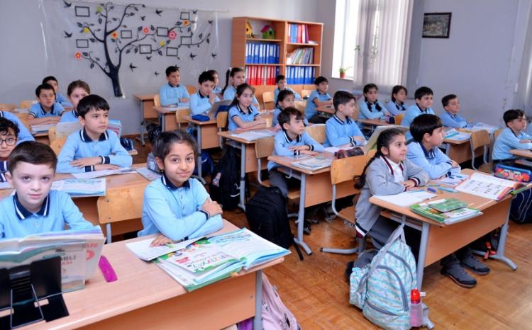 Bakıda şagird sıxlığı pik həddə çatıb: "Əlavə 200 məktəb tikilməlidir"