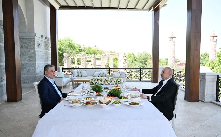 İlham Əliyev və Qurbanqulu Berdiməhəmmədov Şuşada nahar edib (FOTO)