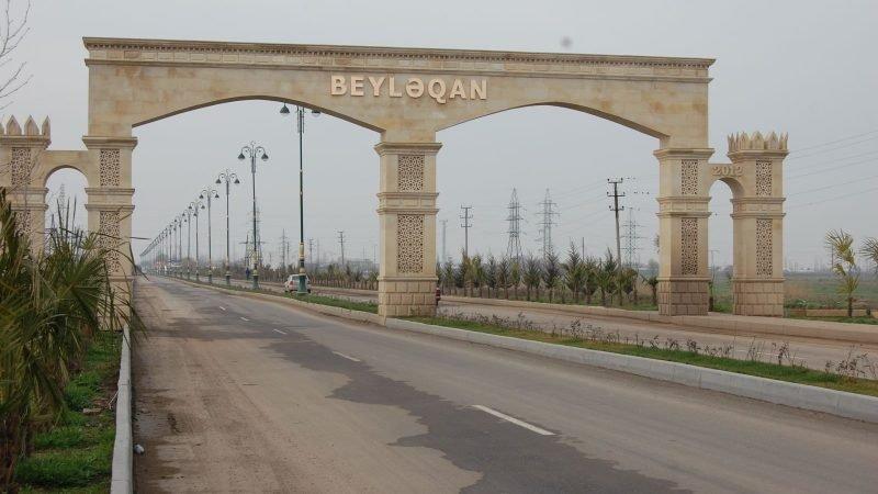 Azərbaycanda məmur iş başında keçindi