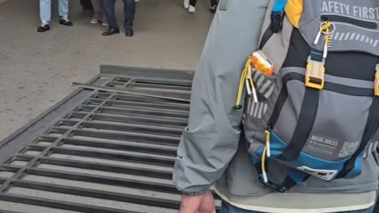 Güclü külək məktəbin darvazasını aşırdı – VİDEO