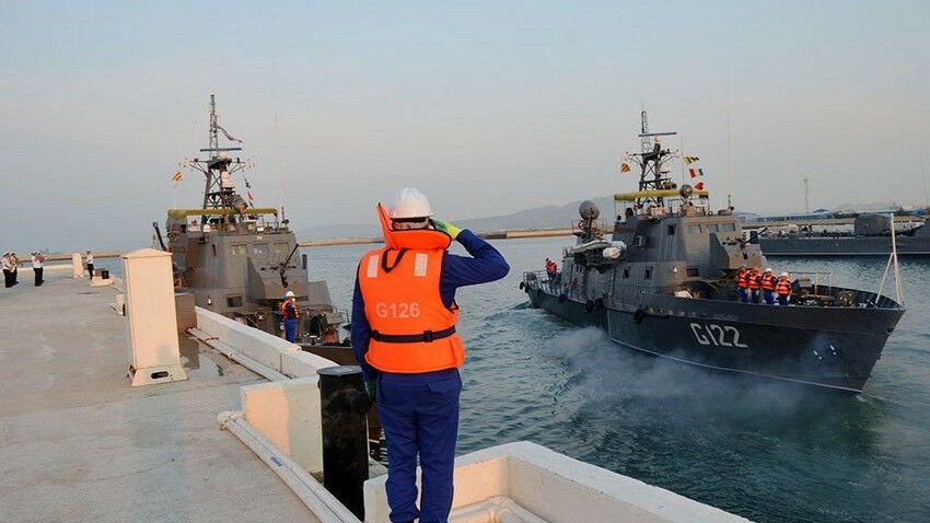 Azərbaycanın hərbi gəmiləri bu ölkəyə yola düşdü - FOTO
