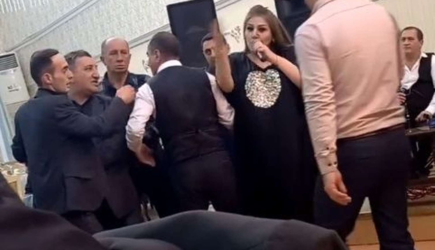 Məşhur azərbaycanlı aktrisa toyda kişilərlə dava etdi – VİDEO