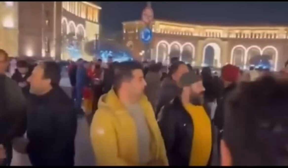 Türk bloger Bakıdan İrəvana getdi və “Qarabağ” oxudu - Video