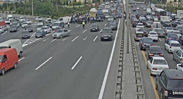 Aeroport şosesində qəza: sıxlıq yarandı