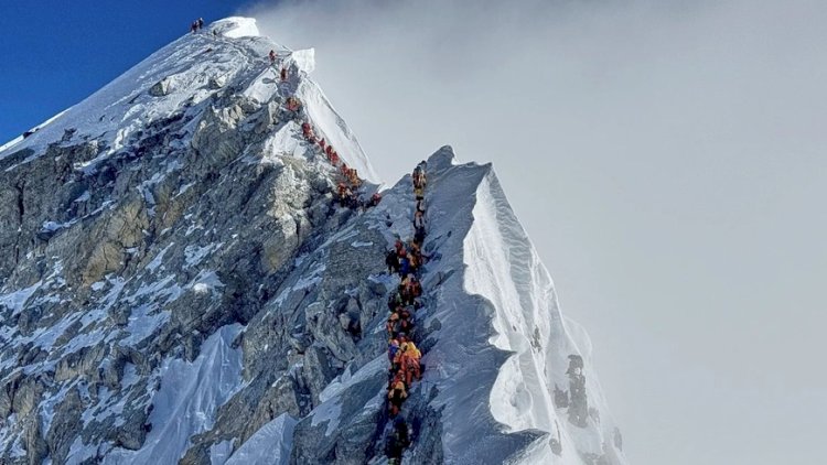 Everestdə yüzlərlə şəxs qar fırtınasına düşdü