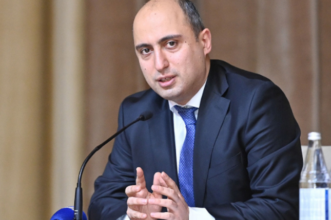 Kimya müəllimlərindən Emin Əmrullayevə etiraz – FOTO