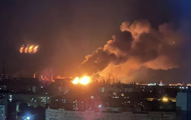 Ukrayna Rusiyada neft emalı zavodunu vurdu - Video