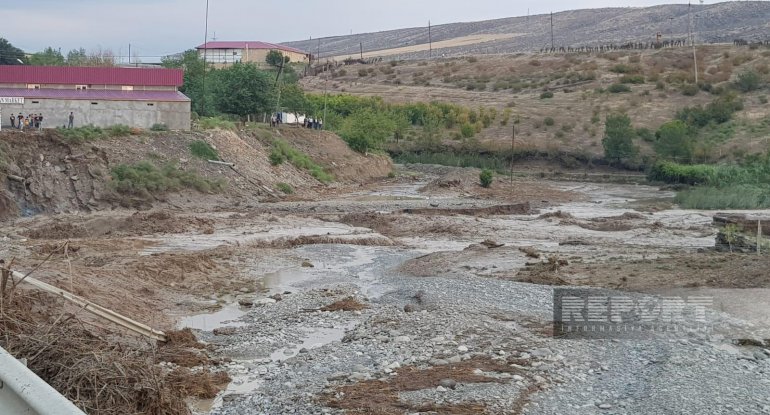 Bakı-Şamaxı-Yevlax yolunu su basıb, yüzlərlə avtomobil yolda qalıb - FOTO