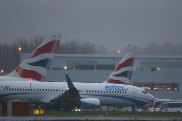 Böyük Britaniyada bütün uçuşlar təxirə salınıb