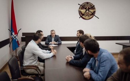 Əfv etdiyimiz Şahramanyan İrəvanda “atsax” “bayrağı” altda fransızları qəbul etdi... - MEYMUNLUQ DAVAM EDİR...