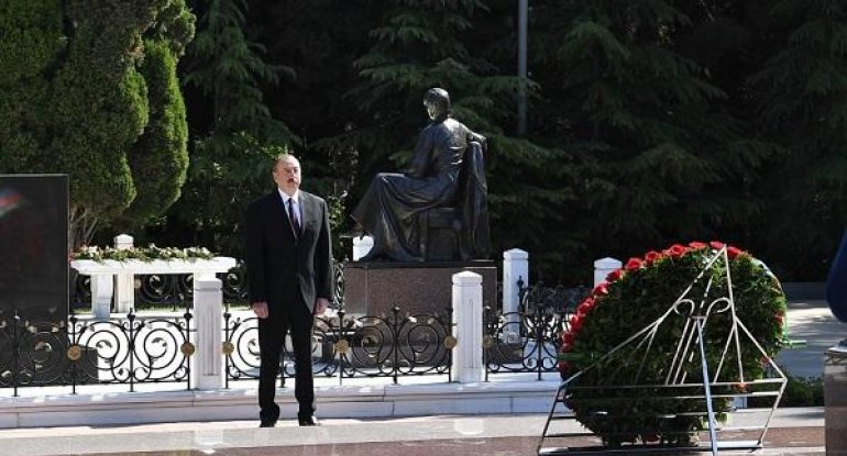 İlham Əliyev Heydər Əliyevin məzarını ziyarət etdi