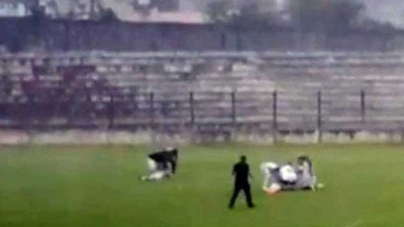 Futbolçunu oyun zamanı ildırım vurub öldürdü (VİDEO)