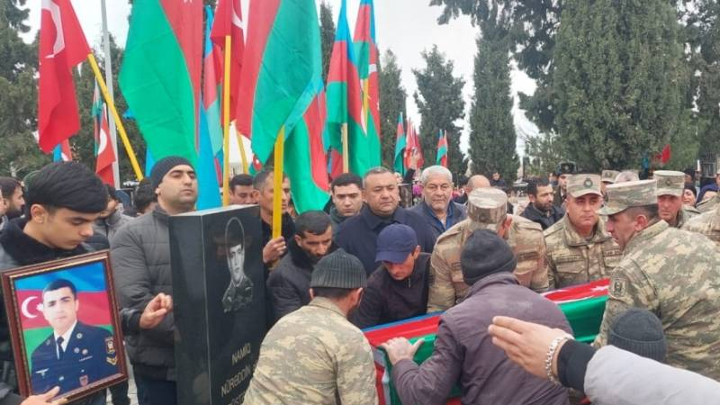 Şəhidin dəfnində ürəkdağlayan anlar: "Səndən doymadım, Həsən..." (VİDEO)