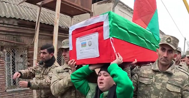 Şəhidimizin tabutunu həyat yoldaşı apardı - VİDEO