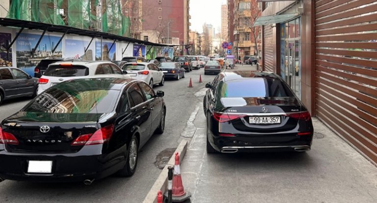 AA seriyalı maşınla səkini zəbt edən kimdir? - FOTO