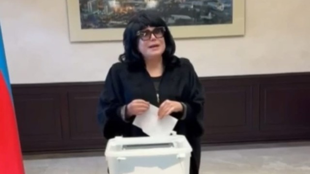 Flora Kərimova səs verərkən kövrəldi - VİDEO