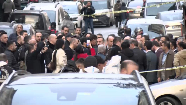 AKP-nin seçki tədbirinə silahlı hücum - Yaralı var 