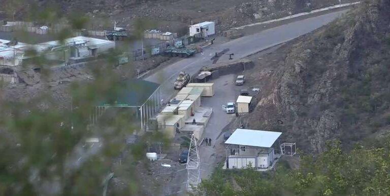 "Yüklər yalnız "Ağdam-Xankəndi" yolu ilə aparılacaq" - "Hraparak"