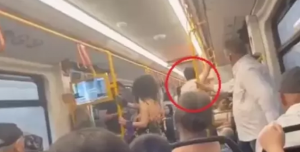 Metroda qəribə olay: Ərini başqası ilə görən qadın görün nə etdi - VİDEO