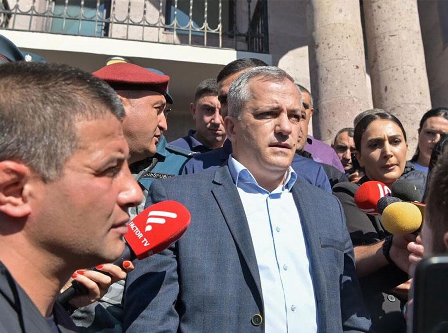 ŞAHRAMANYANA KORTEJLƏ GƏZMƏK QADAĞAN OLUNDU – Separatçı qurumun “başçıları” istintaqa çağırıldı