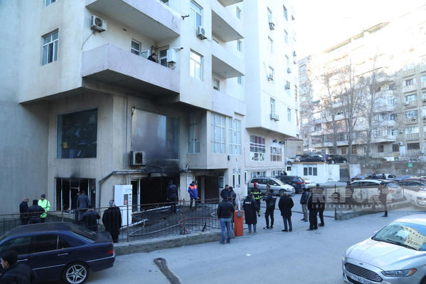 Bakıda yaşayış binasındakı yanğın söndürülüb - YENİLƏNİB + VİDEO