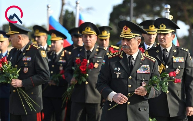 Müdafiə Nazirliyinin rəhbər heyəti Şəhidlər xiyabanını ziyarət etdi - Foto