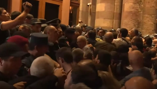 İrəvanda aksiya gecəboyu davam edəcək, çadırlar qurulur - FOTO