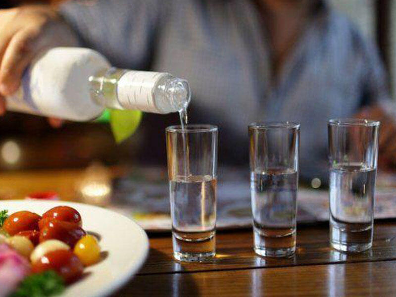 İçki içənlərlə eyni süfrədə oturmaq olarmı?