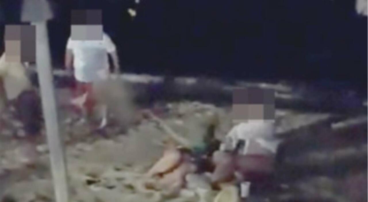 Çimərlikdəki əxlaqsızlığa yaşlı qadından SƏRT REAKSİYA - ŞƏPİKLƏ DÖYDÜ - VİDEO - FOTO