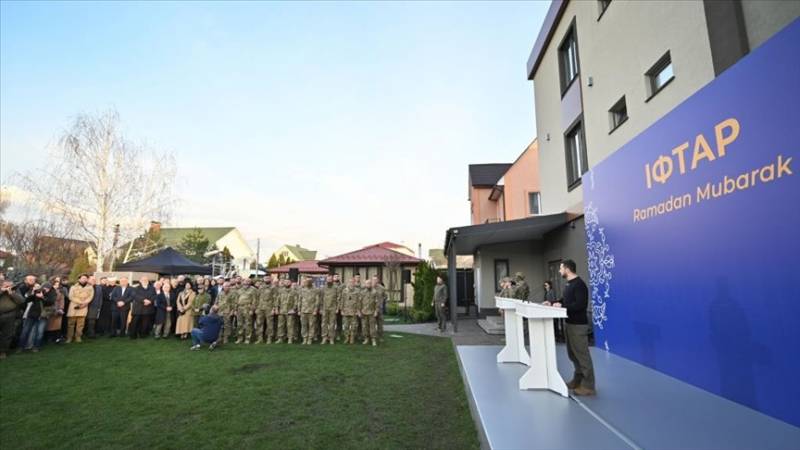 Zelenski müsəlmanlarla iftar masası arxasında - FOTO