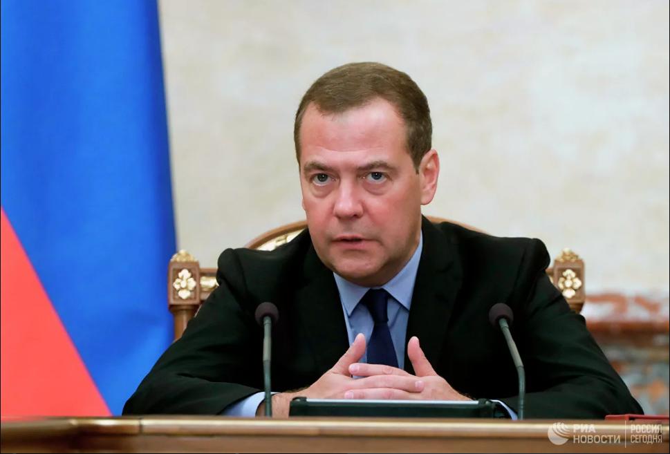 Medvedev Borreli “axmaq qoca” adlandırdı