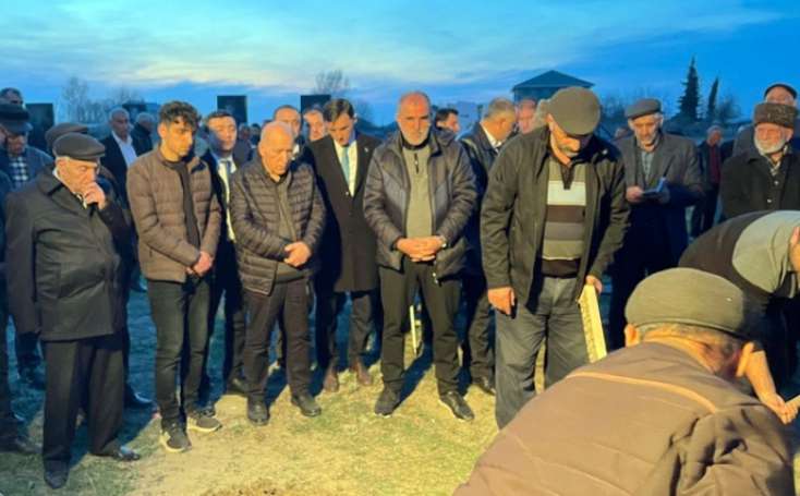 “Kişini kişi edən onun həyat yoldaşıdır” – Pənah Hüseyndən xanımının məzarı başında təsirli çıxış – VİDEO
