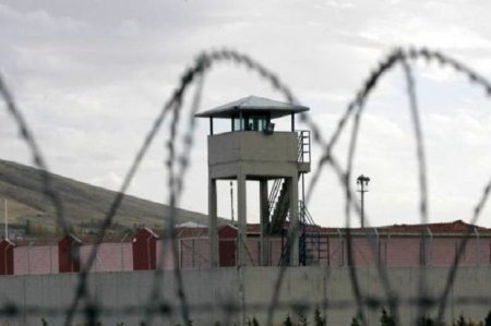 Ataya “oğlunu əfv etdirəcəm” dedi, 2500 manat aldı - “Ailəlikcə həbsxananın qarşısında gözlədik”