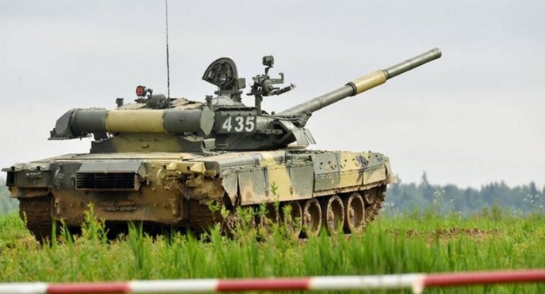 Sovet tankları Ukraynanı qorumağa gedir