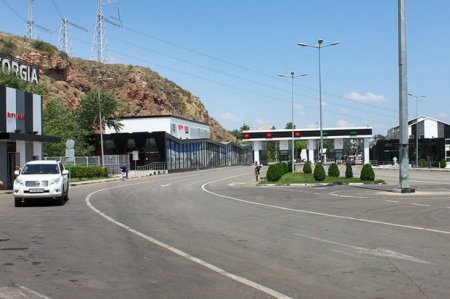 Quru sərhədləri gediş-gəlişə həsrət qalıb: Hökumətin qərarı niyə gecikir? - AÇIQLAMA
