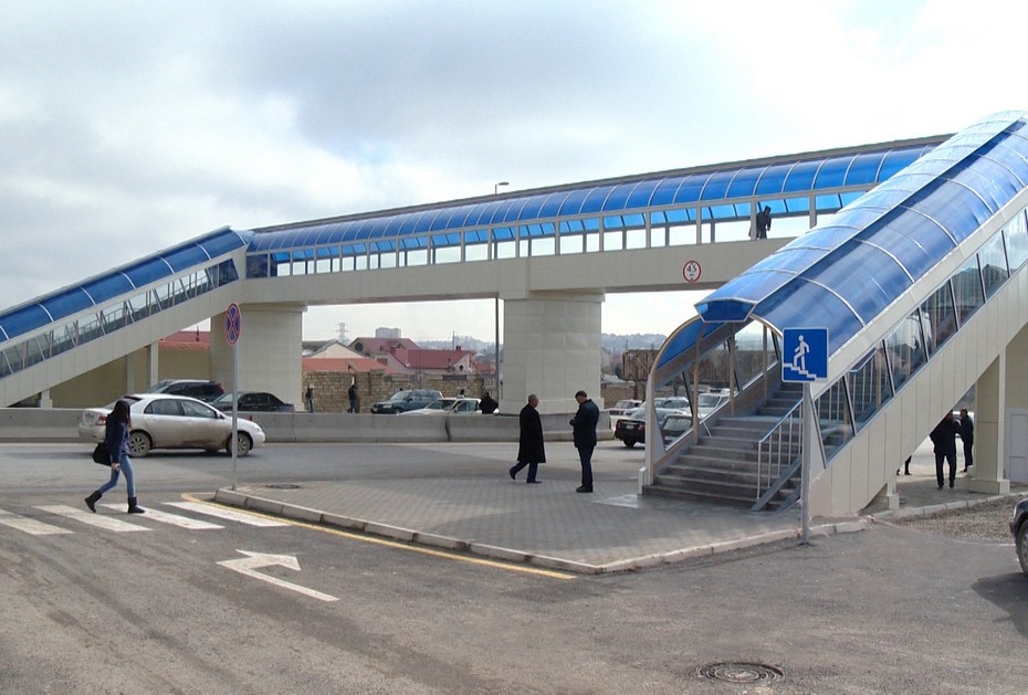 Milyonlar xərclənən asma piyada keçidlərindən niyə İSTİFADƏ EDİLMİR? – Çıxış YOLU