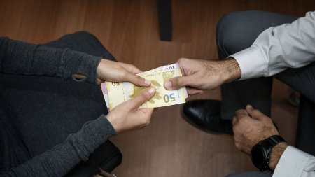Maliyyə Nazirliyinin və icra hakimiyyətinin adından pul yığan kimdir? – Şok təfərrüat