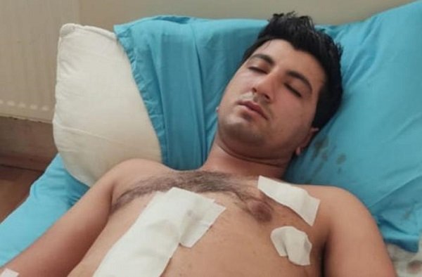 Qazi polislərin gözü qarşısında bıçaqlandı - FOTO