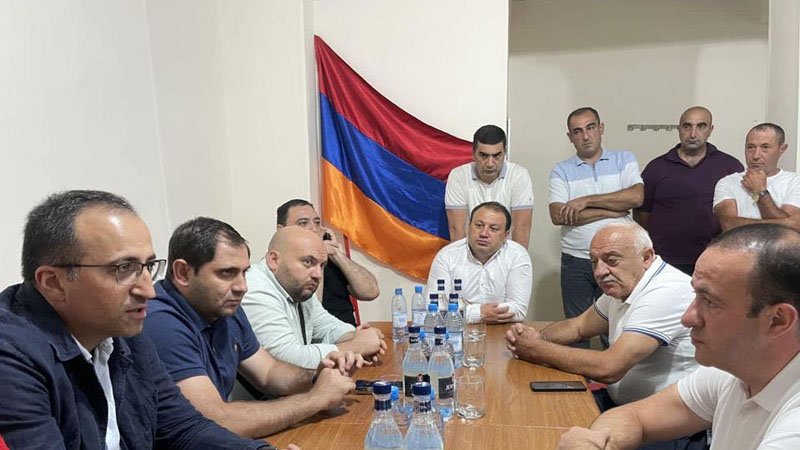 Erməni deputatdan etiraf: "30 il əvvəl səhv edib müharibəni seçdik"