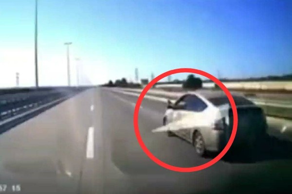 Daha bir "Prius" sürücüsü ayağını pəncərədən çıxardı - DYP-dən AÇIQLAMA