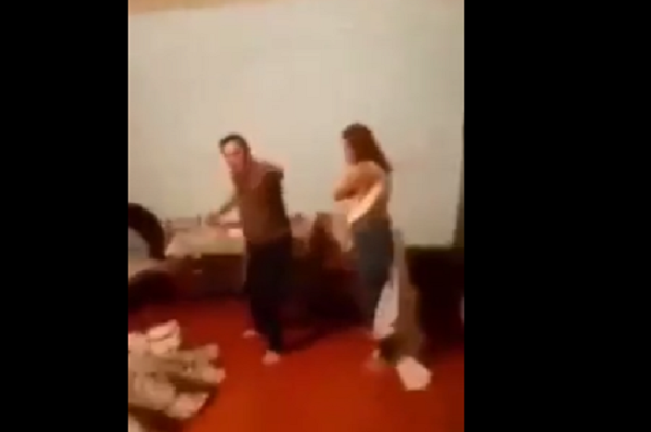 BİABIRÇILIQ! Kişi arvadını xəyanət üstündə tutdu - Videoya çəkdi - VİDEO
