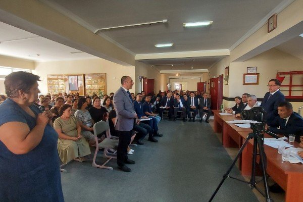 İcra Başçısı Rəcəb Babaşov qadınların içərisində "var-yox" söyüşü söydü