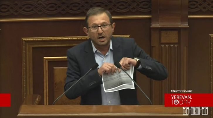 Erməni deputat Azərbaycanla Ermənistan arasında aparılan danışıqlar sənədini cırdı - VİDEO