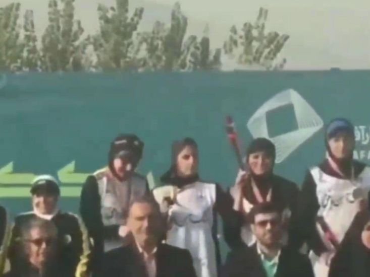 İranlı idmançı qız Tehranda mükafatlandırma mərasimində hicabını açdı - VİDEO