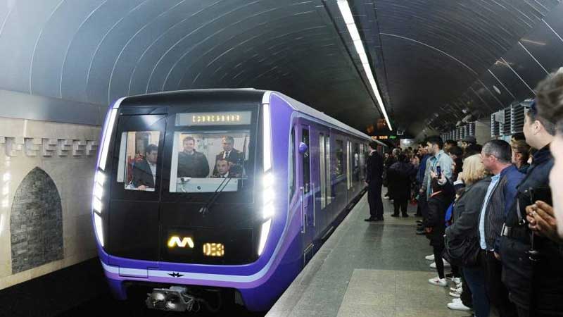 Metroda gərgin anlar - Sərnişinlər qatardan düşürüldü