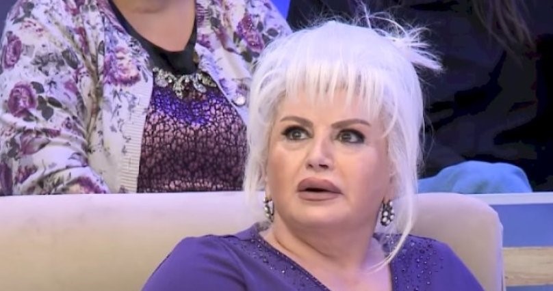 Əməkdar artistdən tamaşaçılara hörmətsizlik: Efirdə saqqız çeynədi - VİDEO