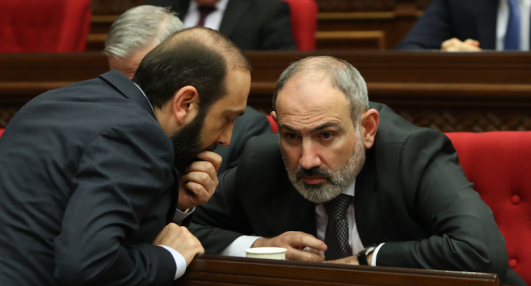 Zelenski onun yanına getdi, o isə Paşinyana tərəf gəldi - SENSASİON DETALLAR